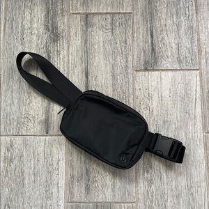Lululemon everywhere belt bag